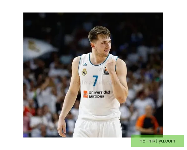 东契奇狂砍44分后求赞:防守表现也很棒 东契奇狂砍44分后求赞:防守表现也很棒